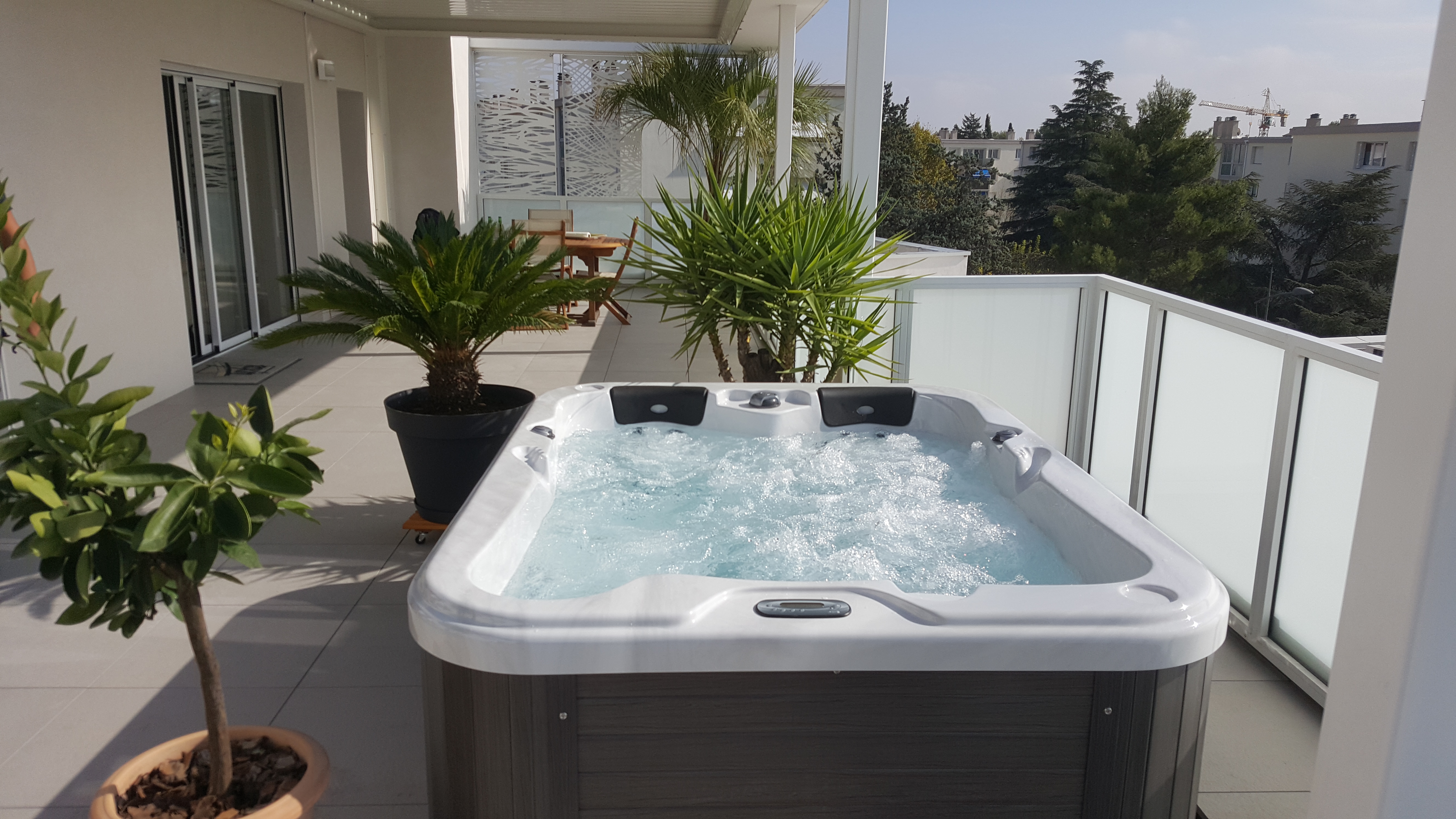 Spa, Jacuzzi posé sur une terrasse d'un immeuble