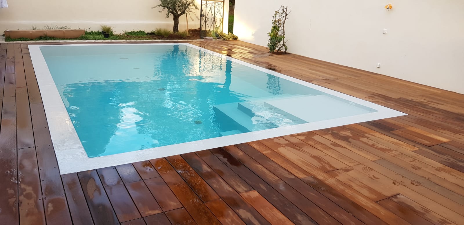 Piscine fermée avec une bâche à barres