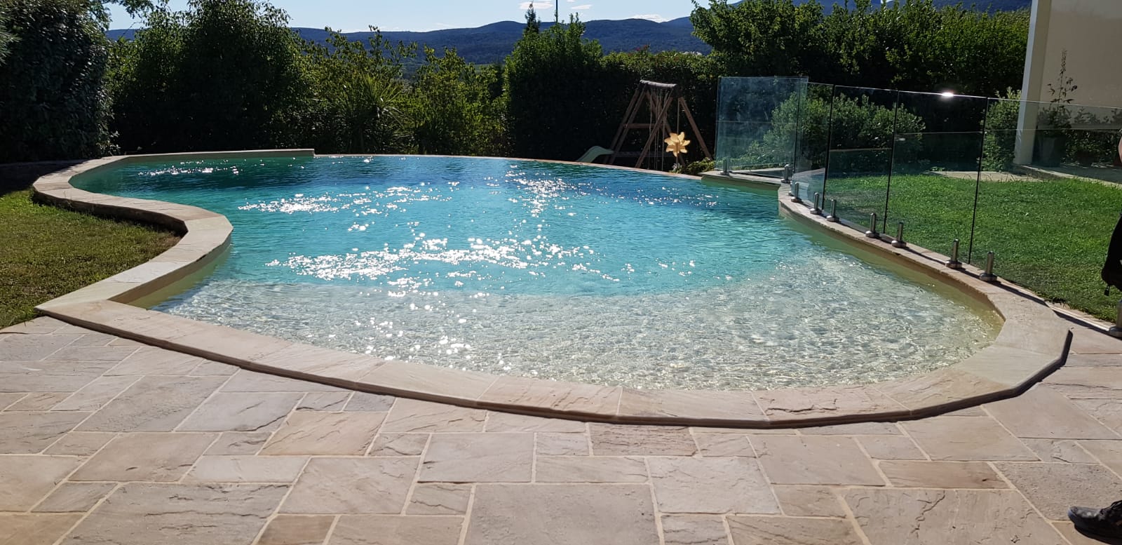 Piscine en forme libre rénovée en PVC armé