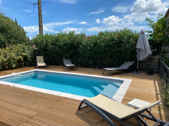 piscine coque avec terrasse bois