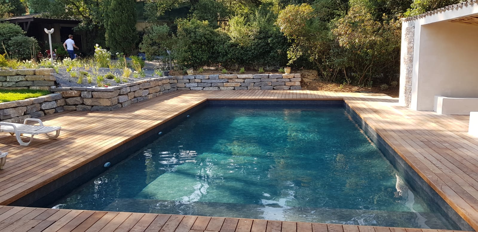 piscine rénovée avec terrase bois